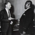 A picture of two persons talking in black and white
